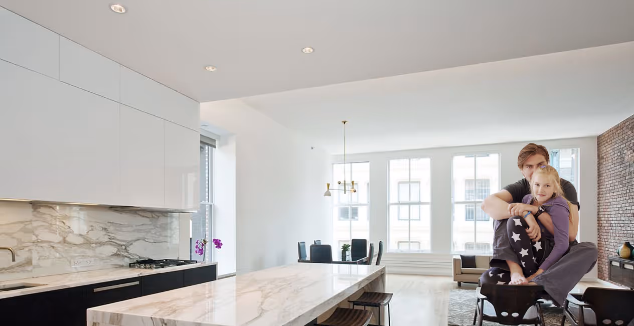 Cozinha de casa particular com ilha em mármore e teto acústico Mute branco liso