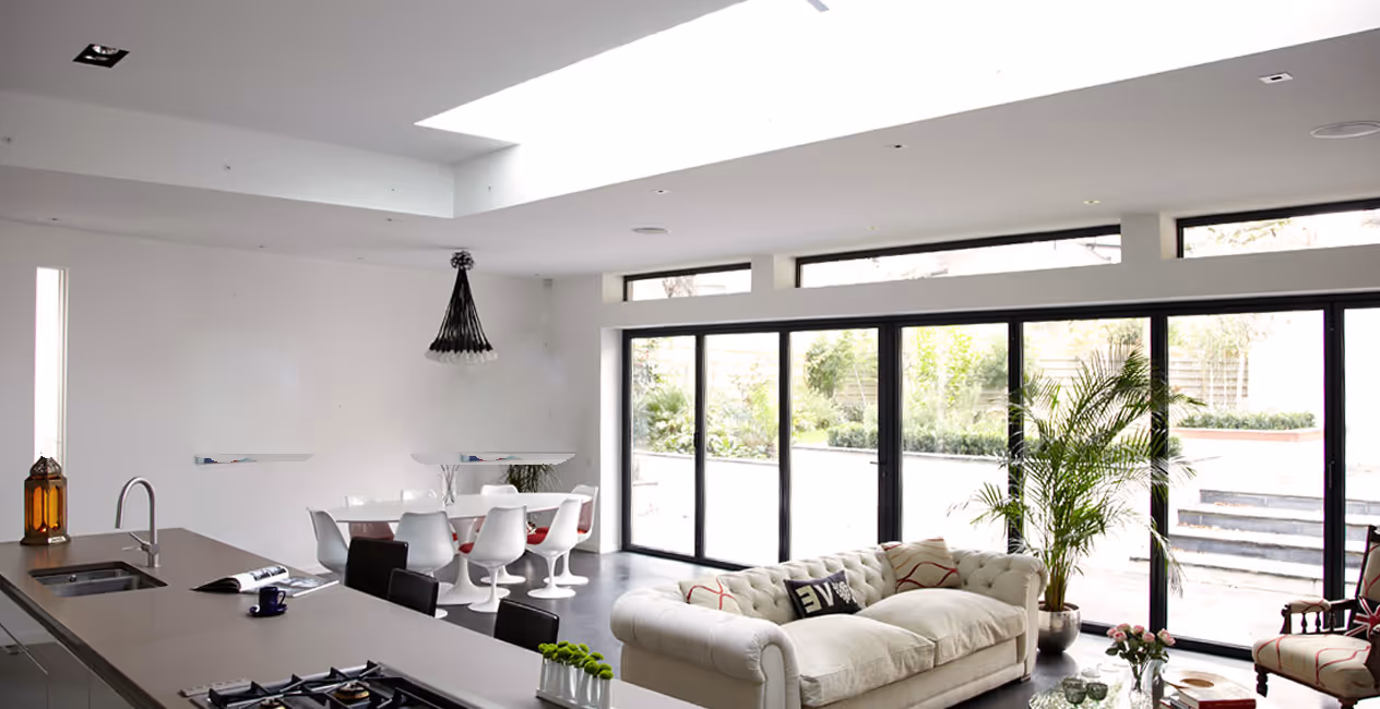 Sala de estar de casa particular com claraboia e teto liso