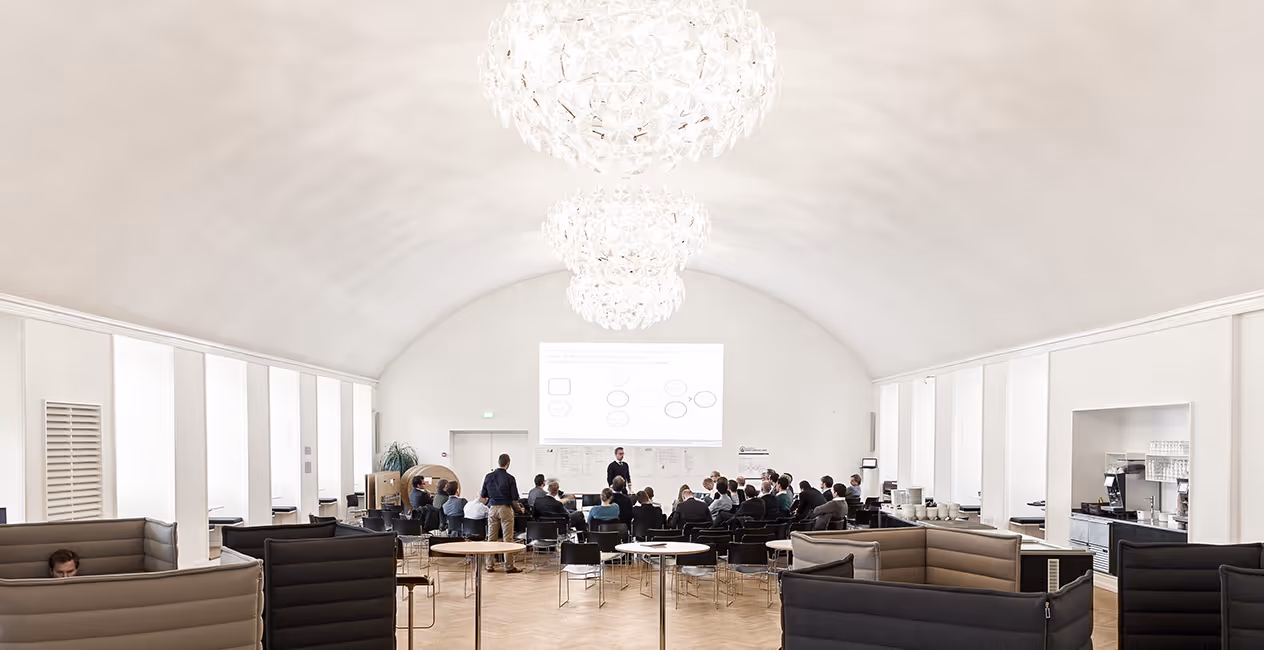 Salão abobadado com teto acústico Mute branco, contínuo, sem juntas, e um lustre de cristal