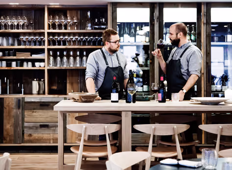 Dois cozinheiros na cozinha aberta do Kadeau sob o teto acústico Mute