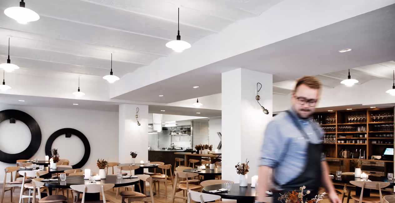 Cozinha aberta de restaurante sob teto acústico contínuo