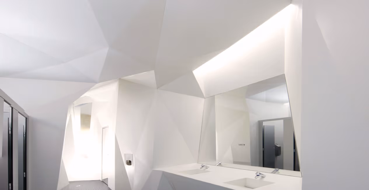 Teto facetado branco com iluminação embutida